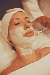 Liệu trình chăm sóc da mặt tại spa với bước đắp dưỡng chất
