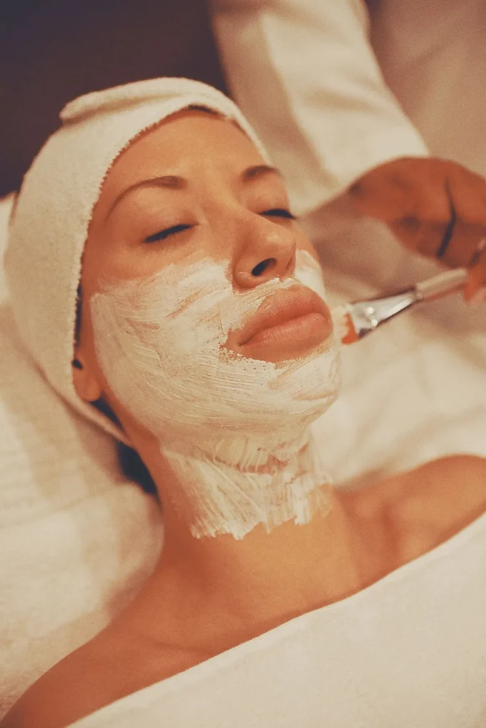 Liệu trình chăm sóc da mặt tại spa với bước đắp dưỡng chất