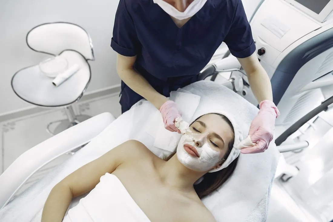 Nhóm xu hướng công nghệ: AI cá nhân hóa và thẩm mỹ không xâm lấn